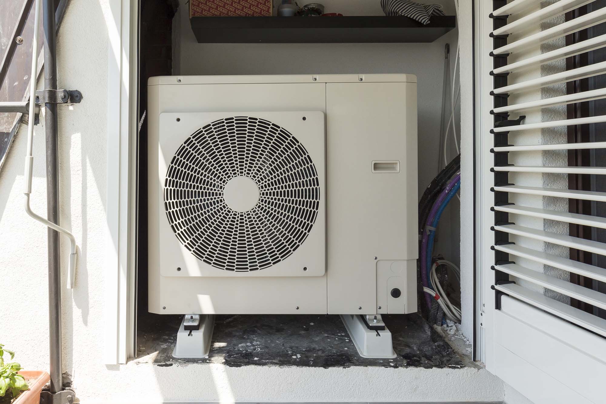 Industrial: heat pump air - water for heating a residential home